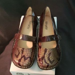 Alegria Feliz in Gray Patent Snake